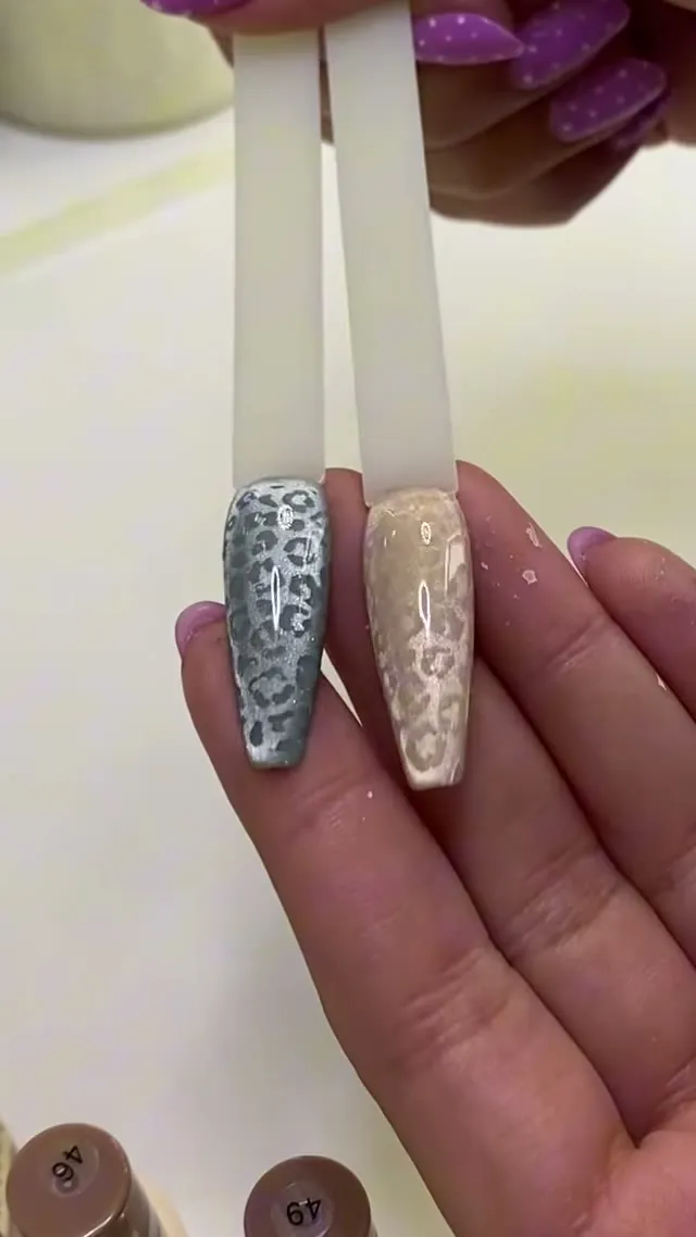 As 2 unhas de oncinha do vídeo, a cinza e a nude, no mostruário.